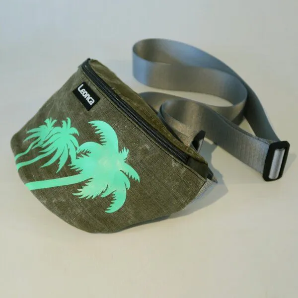 Leonca Leonca Upcycling Hip Bag aus Seesackleinen mit Palmen-Druck in 3 Größen, Oliv, – Produktbild 2 von 4
