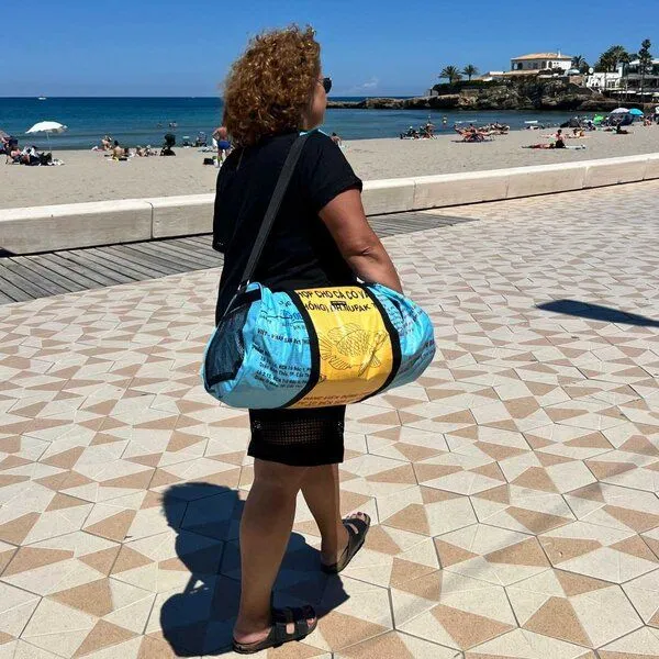MoreThanHip MoreThanHip Wochenend- oder Sporttasche 40L aus recycelten Zement-oder Tierfuttersäcken - Jumbo, Blau/gelb - fisch, – Produktbild 1 von 4