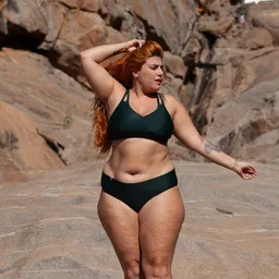 Inaska Inaska Damen vegan Bikiniunterteil Soft Waist Flow Dunkelgrün – Produktbild 1 von 1