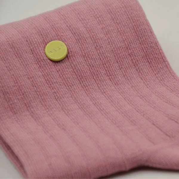wysf. | what you stand for. wysf. | what you stand for. Socken, Rippenstrick mit Knopf, Bio-Baumwoll-Mix, Rosa (alltrosa), – Produktbild 2 von 4