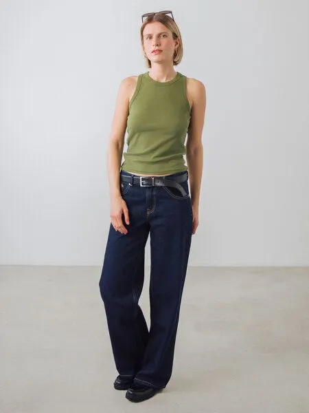 Honest Basics Honest Basics Damen Geripptes Racer-Top aus Bio- und recycelter Baumwolle, Oliv, – Produktbild 4 von 4