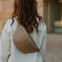 BOWLEANIES TASCHEN BOWLEANIES TASCHEN Große XXL Gürteltasche aus Lederfaserstoff, Hellbraun mit silber, – Produktbild 1 von 1