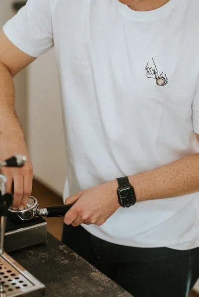 Coffee Fashion Coffee Fashion Latte Art | Besticktes Organic Bio Baumwoll T-Shirt, Weiss, – Produktbild 3 von 4