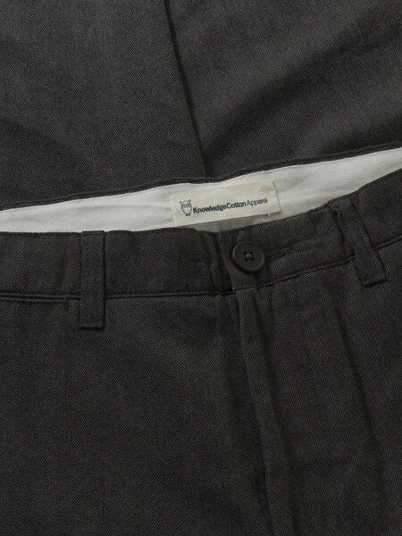 KnowledgeCotton Apparel KnowledgeCotton Apparel Chino-Hose CHUCK mit Fischgrätmuster - Regular Fit - aus Bio-Baumwolle, Grau-dark-grey-melange, – Produktbild 2 von 2