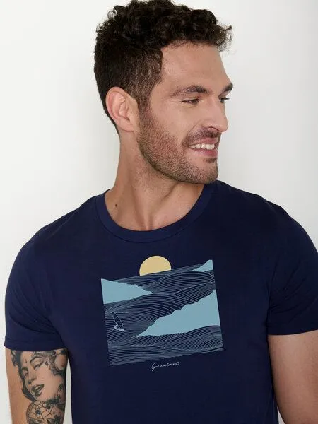 GreenBomb GREENBOMB Surf Cliff Guide - Sportliches T-Shirt aus Bio-Baumwolle / hochwertiger Print / GOTS / Fair & Vegan, Blau (marineblau), – Produktbild 2 von 4