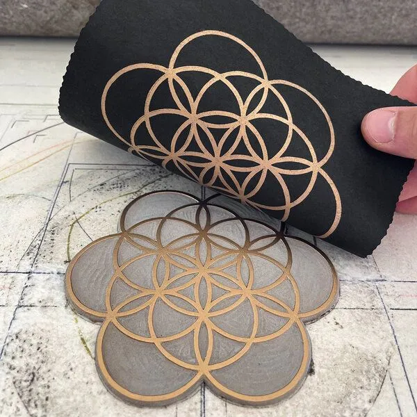 Veskor Cassiopeia Veskor Cassiopeia FLOWER OF LIFE Heilige Geometrie Linoldruck | 16 × 16 cm | Gold auf Schwarz – Produktbild 2 von 4