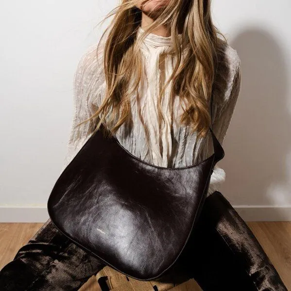 ann kurz ann kurz Versatile Hobo – Hobo-Tasche aus Leder, Shiny nappa mocha, – Produktbild 2 von 4