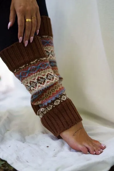 Haus of Namaste Haus of Namaste Beinstulpen aus 100 % Lammwolle im Fair-Isle-Muster | Braune und erdige Töne – Produktbild 3 von 3