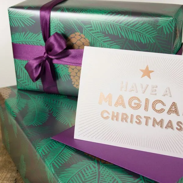 Bow & Hummingbird Bow & Hummingbird Grußkarte Magical Christmas, Brombeer-farbener umschlag, – Produktbild 3 von 4