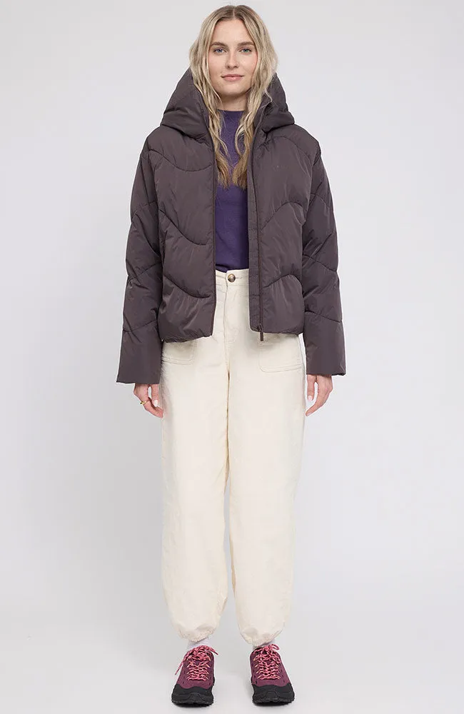 Mazine Mazine Damen vegan Kurze Steppjacke Waves Quilted Aubergine, Violett, – Produktbild 2 von 2