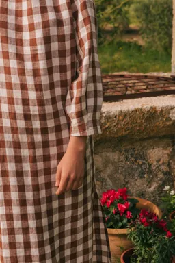 AmourLinen AmourLinen Damen vegan Kleid Lang Länge Amalia Mocha Gingham – Produktbild 1 von 1