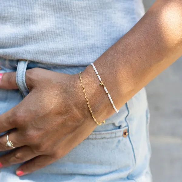 juni juni Armband Set - Perlenarmband mit Goldarmband - hergestellt in Deutschland aus recyceltem Gold und Silber, Weiss, – Produktbild 1 von 3