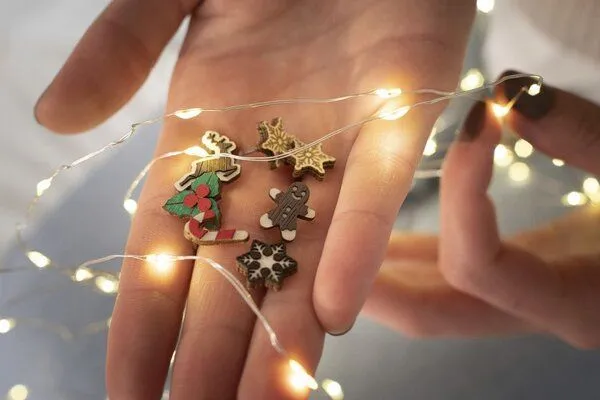 BeWooden BeWooden Ohrstecker mit Holzdetails | Motiv Weihnachten – Produktbild 5 von 8