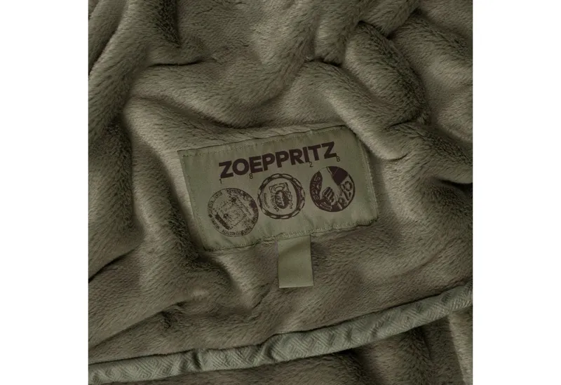 Wohndecke The Blanket, extra weiche Kuscheldecke, schlichtes Design, ZOEPPRITZ1828, Extra weiche Decke aus recyceltem Polyester, Grün, – Produktbild 2 von 3
