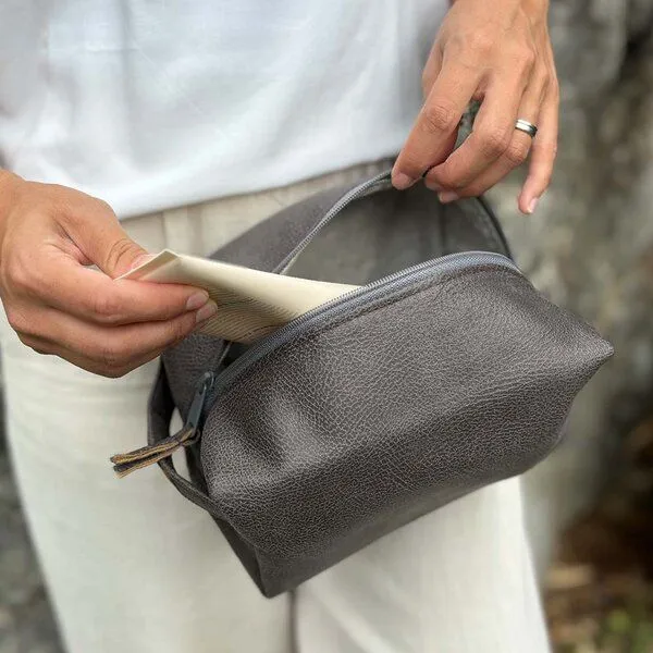 BOWLEANIES TASCHEN BOWLEANIES TASCHEN Kulturbeutel aus Lederfaserstoff, Dunkelgrau, – Produktbild 3 von 4