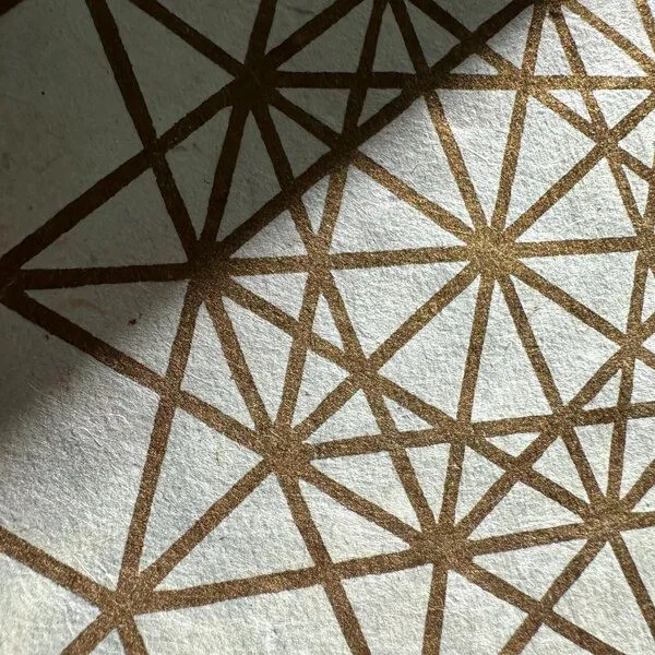 Veskor Cassiopeia Veskor Cassiopeia PENTERAKT HYPERCUBE Heilige Geometrie Linoldruck | 22 × 22 cm | Gold auf Naturweiß – Produktbild 4 von 4
