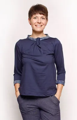Peaces.bio - handbedruckte Biomode Peaces.bio - handbedruckte Biomode Elegante Bluse Woodland – Produktbild 1 von 1