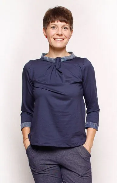 Peaces.bio - handbedruckte Biomode Peaces.bio - handbedruckte Biomode Elegante Bluse Woodland, Dunkelblau, – Produktbild 1 von 4