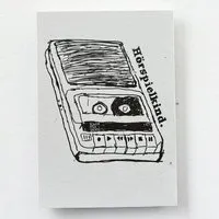 ilovemixtapes ilovemixtapes Retro Postkarte Kassette | Handgezeichnet „Hörspielkind“ | Nostalgie Karte Hörspiel Fan Geschenk – Produktbild 1 von 1