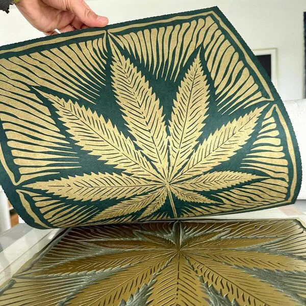 Veskor Cassiopeia Veskor Cassiopeia CANNABIS BLATT Marihuana Pflanzen Linoldruck | 40 × 40 cm | Gold auf Smaragdgrün – Produktbild 3 von 4