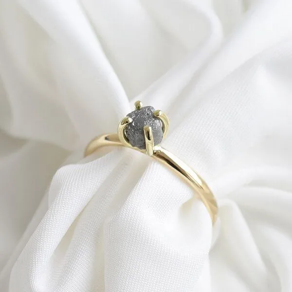 Eppi Eppi Goldener Ring mit Rohdiamant in dunkelgrau Leah, Weiss, – Produktbild 1 von 4