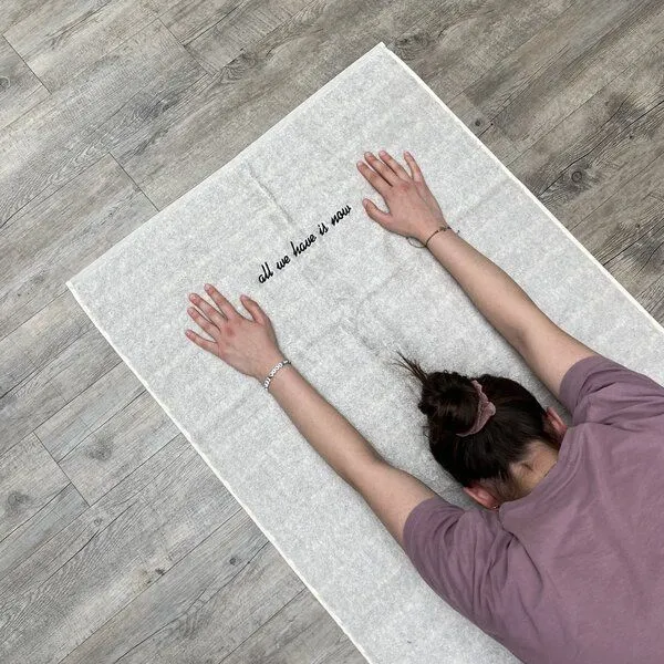 mio eco mio eco Hochwertiges Meditations Handtuch aus Retoure-Handtüchern zero waste | mit Stick limited "all we have is now" – Produktbild 1 von 4