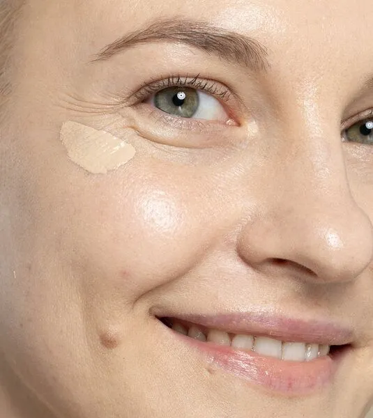 Uoga Uoga Uoga Uoga Flüssiger Concealer, mineralisch mit Koffein, 671 - sehr hell, – Produktbild 3 von 4
