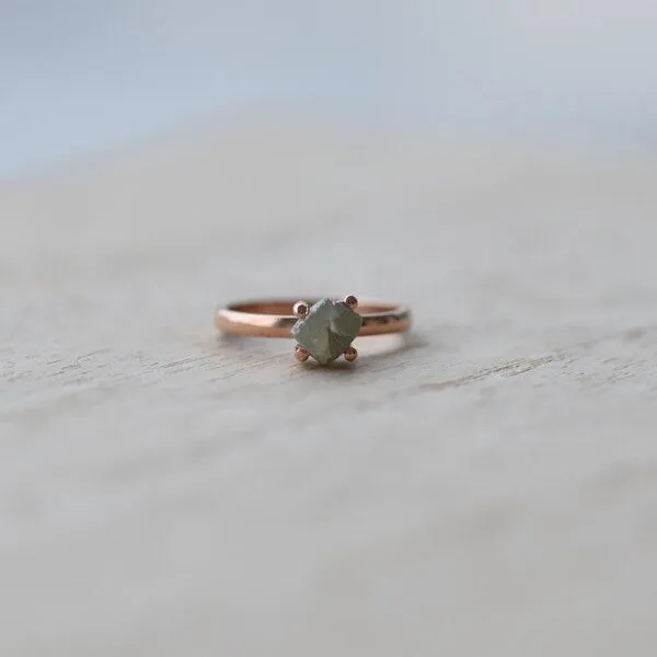 Eppi Eppi Goldener Ring mit Rohdiamant Nemy, Gelb, – Produktbild 1 von 4