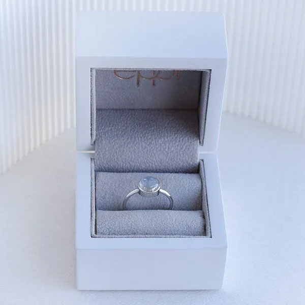 Eppi Eppi Goldener Ring mit Cabochon Mondstein Sophia, Weiss, – Produktbild 3 von 3