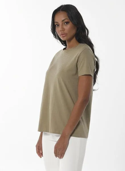 ORGANICATION ORGANICATION Damen Basic T-Shirt aus Bio-Baumwolle, Grün(olive), – Produktbild 3 von 4