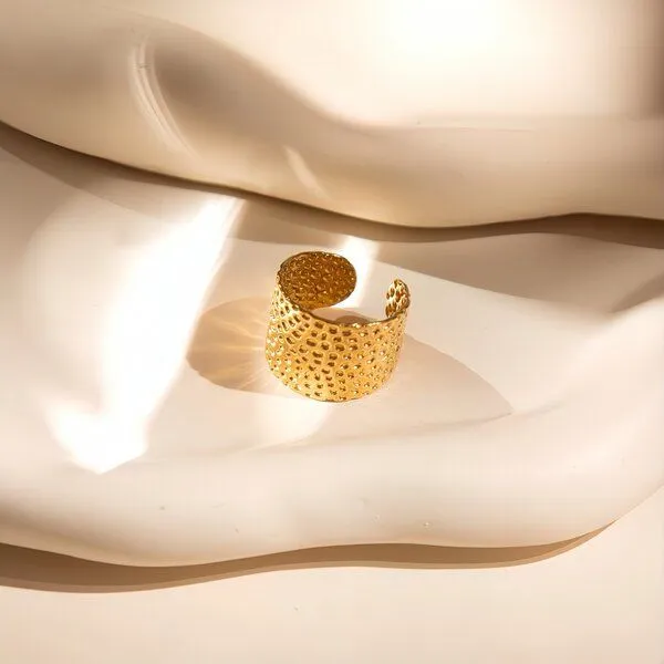 ELEKTROPULLI Elektropulli Größenverstellbarer Hammered Dots Ring, 1,5 cm breit, Gold, – Produktbild 1 von 4