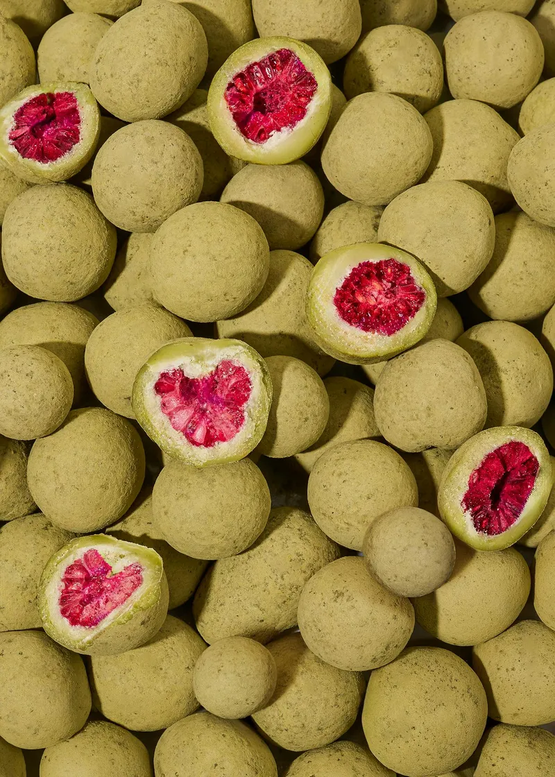 KoRo Gefriergetrocknete Himbeeren in weißer Schokolade mit Matchapulver | 500 g – Produktbild 1 von 5