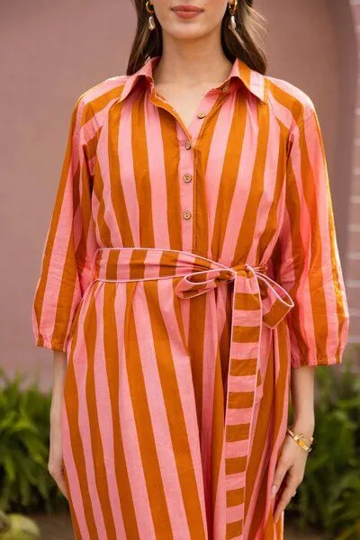 Haus of Namaste Haus of Namaste Gestreiftes Midi-Kleid aus Bio-Baumwolle mit Gürtel & Taschen | Orange und Pink | Ethisch, nachhaltig und fair – Produktbild 2 von 4