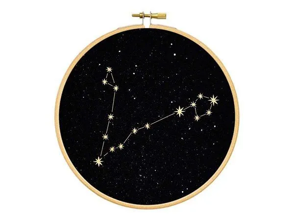 renna deluxe renna deluxe Sternzeichen in Gold als Bild im Stickrahmen – Produktbild 2 von 8