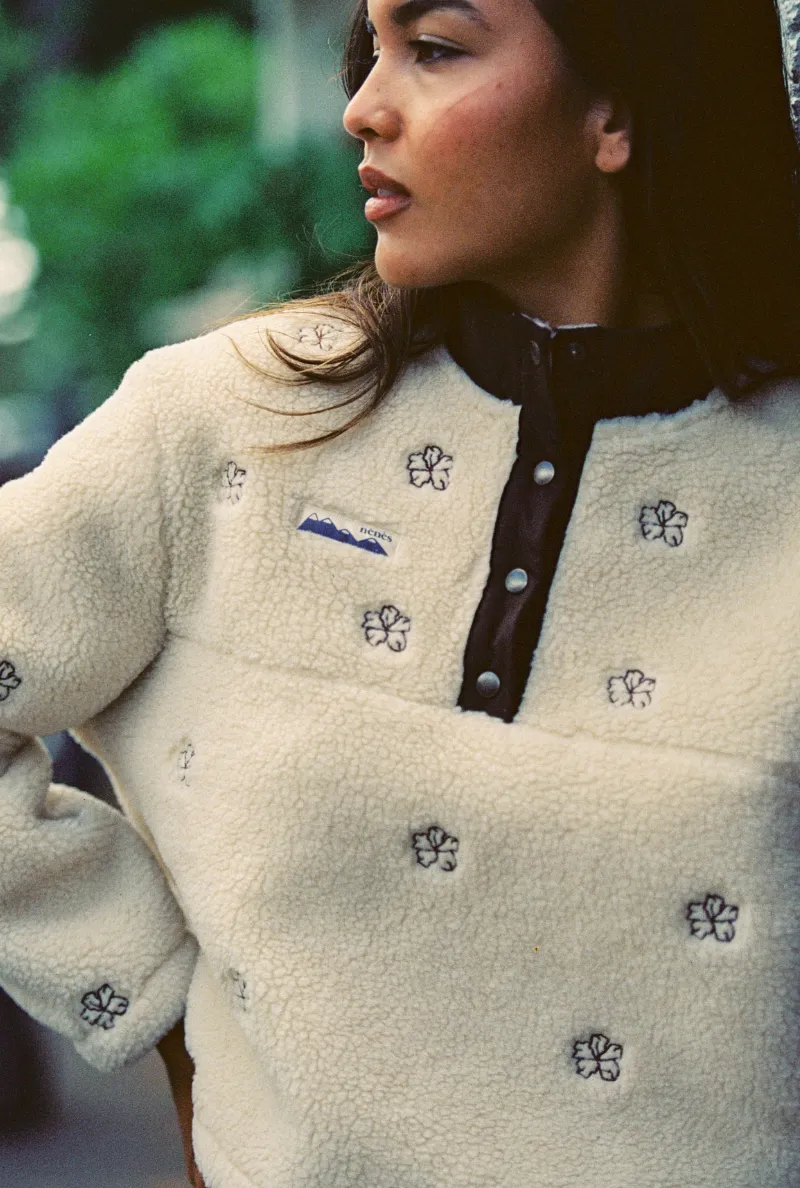Nénés Nénés Damen vegan Polar Pullover Nami Flowers In Beige, Beige, – Produktbild 1 von 2