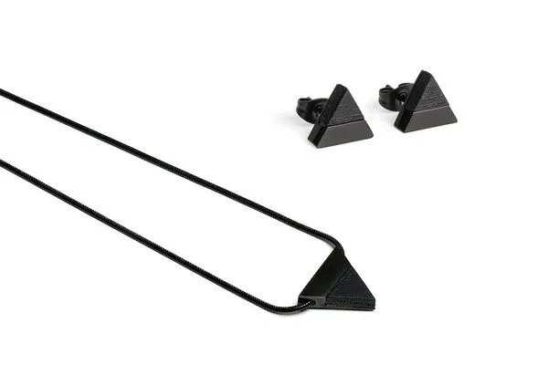 BeWooden BeWooden Dreieckiger Set - Ohrringe & Kette mit Anhänger - Holz und Edelstahl Kombination, Grey, – Produktbild 1 von 6