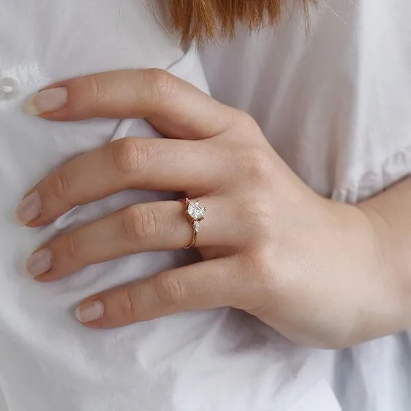 Eppi Eppi Verlobungsring mit Hexagon Moissanit und Pear Moissaniten Seydou, Rosa, – Produktbild 3 von 4