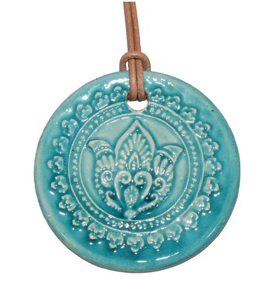 Schönes aus Indochina Schönes aus Indochina Schmuck aus Keramik, Medaillon Elefant, Lotus und Lebensbaum, Türkis, – Produktbild 1 von 4
