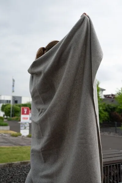 mio eco mio eco Große rustikale Kuscheldecke Elbwolle, Grau, – Produktbild 3 von 4