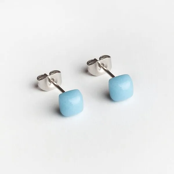 ALEXASCHA ALEXASCHA Winzige Ohrstecker aus recyceltem Glas 4mm, Himmelblau, – Produktbild 1 von 4