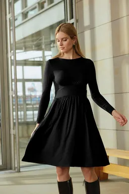 Tranquillo Tranquillo Jerseykleid Damen Corinnee aus EcoVero™ Viskose U-Boot-Ausschnitt feminin Taschen (Einzelartikel) Langarmkleid mit schwingendem Rock & breitem Taillenband, Raffung vorn – Produktbild 1 von 1