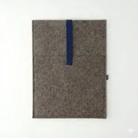matilda k manufaktur matilda k. manufaktur Minimalistische Laptophülle aus Wollfilz 'max' mit Einsteckfach | für MacBook |Air| Pro 13|14|15|16 Zoll, Braun-dunkelblau, – Produktbild 1 von 1