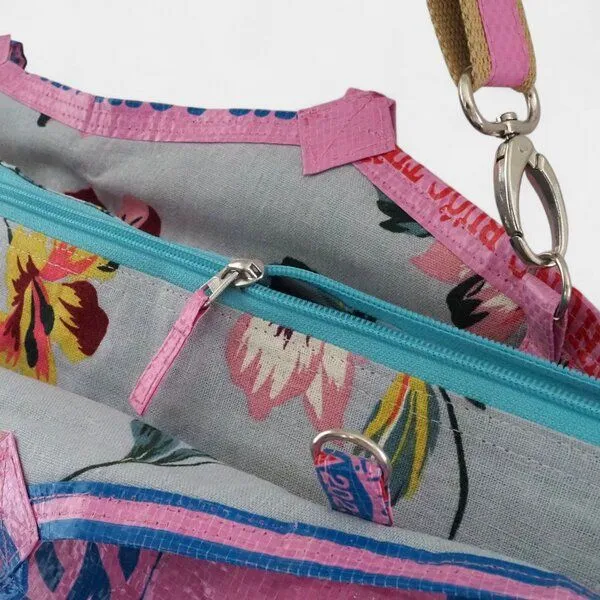 REFISHED fair fashion REFISHED fair fashion Tasche 'SOULMATE ZIP' Limitierte Edition! - upcycelte Fischfuttersäcke, #fish rosa-blau - cool-flowers, – Produktbild 3 von 4