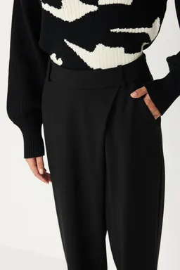 SKFK SKFK Damen vegan Karottenhose Knöchellang Ezama Schwarz – Produktbild 1 von 1