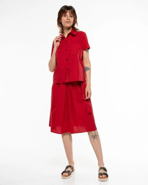 Alma & Lovis Alma & Lovis Sportiv-elegante Hemdbluse aus Organic Cotton | Popeline Short Blouse, Tango (rot), – Produktbild 2 von 3