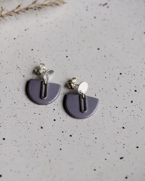 lille mus lille mus Ohrstecker 'Halbkreis Oval' aus Porzellan und 925 Silber, Lila, – Produktbild 6 von 6
