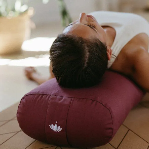 Lotuscrafts Lotuscrafts BIO Großer Yoga Bolster RESTORATIVE L mit weicher Kapokwolle gefüllt, Aubergine, – Produktbild 1 von 4