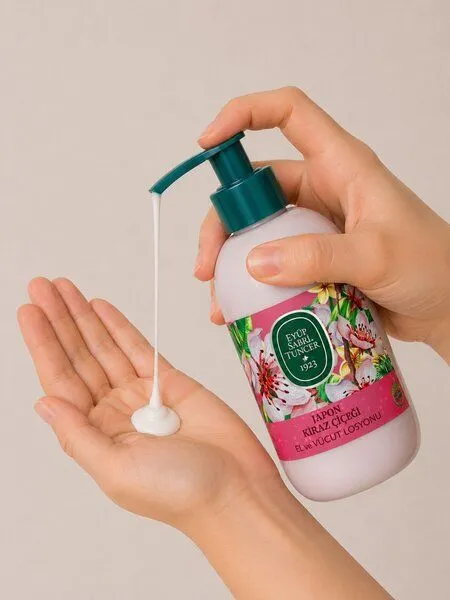 Eyüp Sabri Tuncer Eyüp Sabri Tuncer Vegan Hand & Körper Lotion mit Vitamin E Japanische Kirschblüte – Produktbild 3 von 4