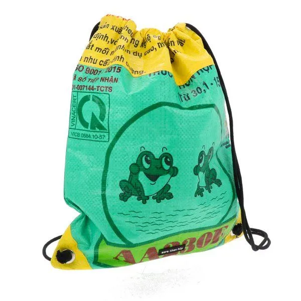 MoreThanHip MoreThanHip Rucksack mit Kordelzug aus recycelten Fischfüttersäcken - Chenda, Grün - frösche, – Produktbild 4 von 4