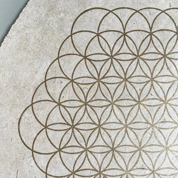 Veskor Cassiopeia Veskor Cassiopeia BLUME DES LEBENS Heilige Geometrie Linoldruck | 35 × 35 cm | Gold auf Naturweiß – Produktbild 2 von 4